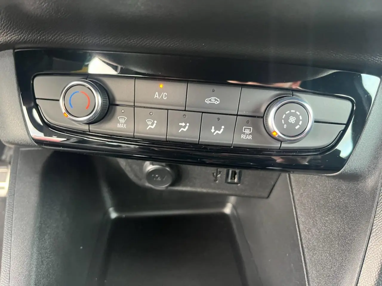 Panneau de commande de climatisation manuelle de l'Opel Corsa GS Line 2022 avec réglages de température et ventilation.