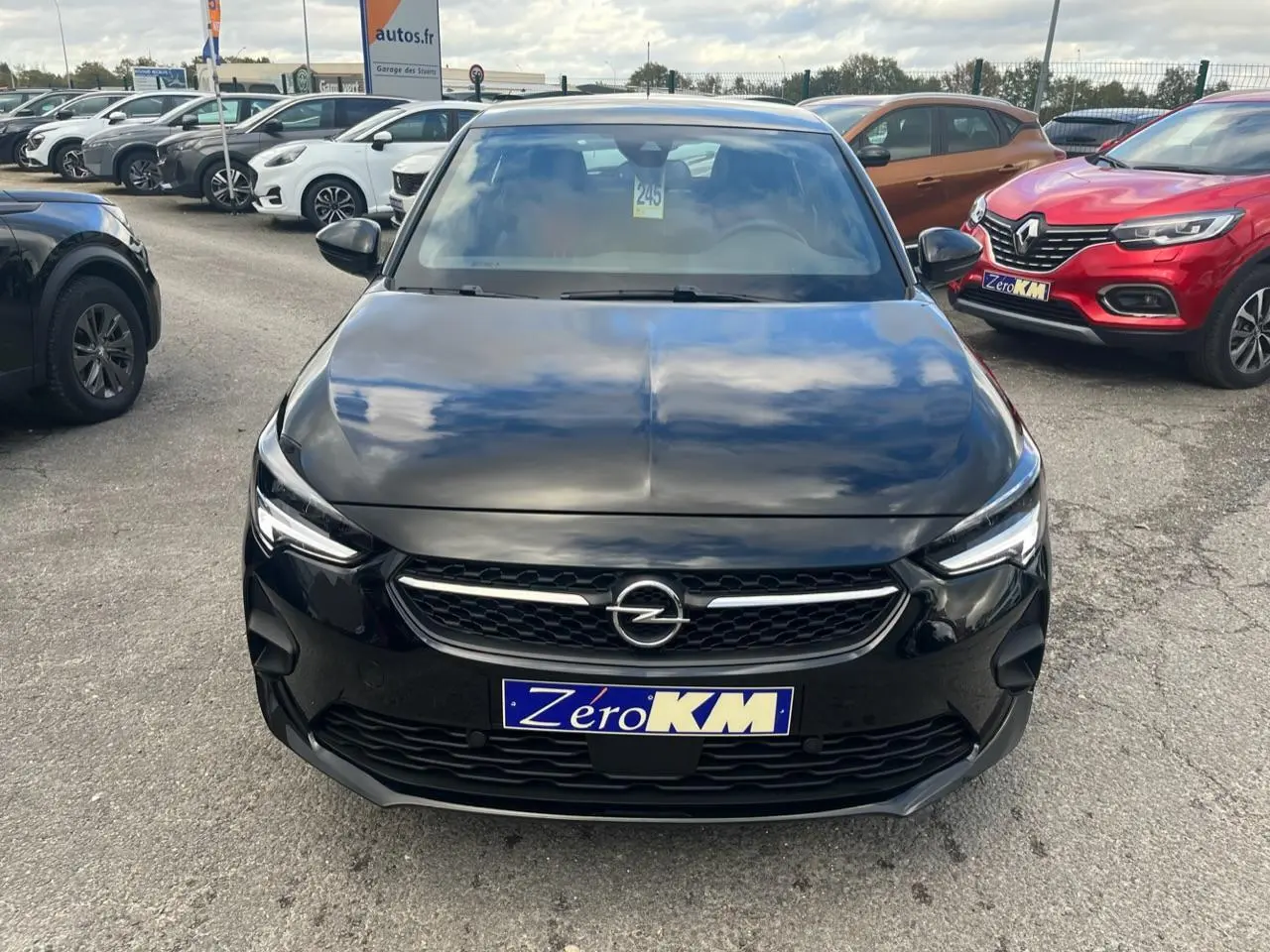 Vue frontale d'une Opel Corsa GS Line noire 2022 avec calandre sport et phares LED distinctifs.