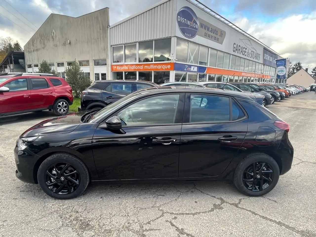 Opel Corsa GS Line noire vue de profil côté gauche, avec jantes alliage noires et finition sport dynamique.