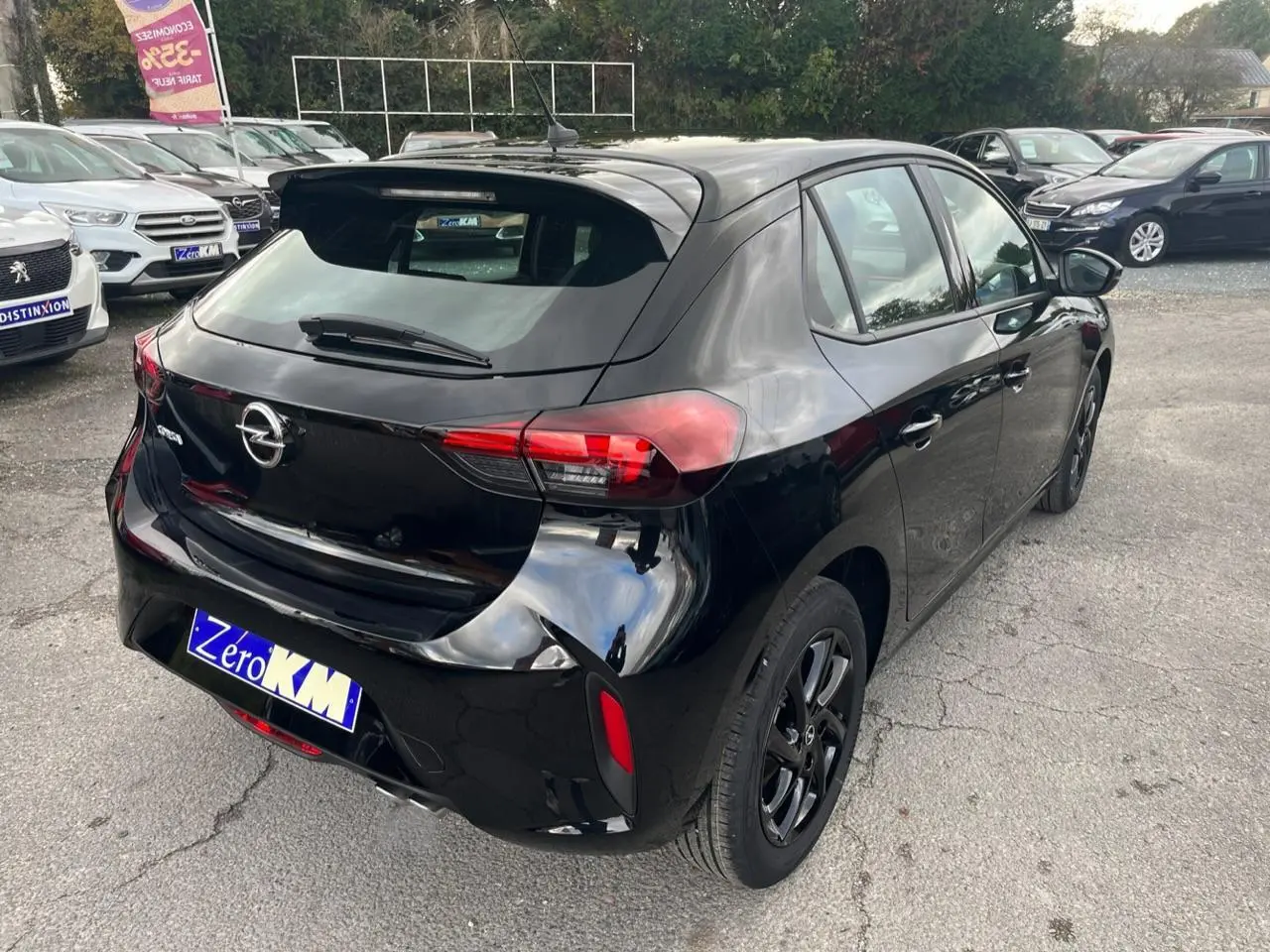 Vue 3/4 arrière droite d'une Opel Corsa GS Line noire avec jantes Gloss Black et pack esthétique Dynamic.
