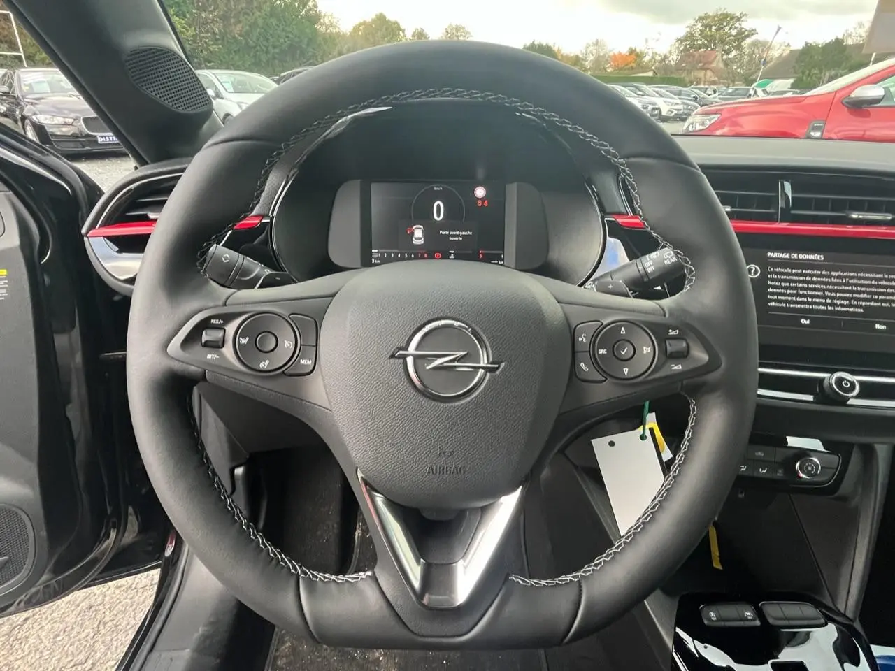 Vue rapprochée du volant cuir noir de l'Opel Corsa GS Line 2022 avec commandes multifonctions et tableau de bord numérique.