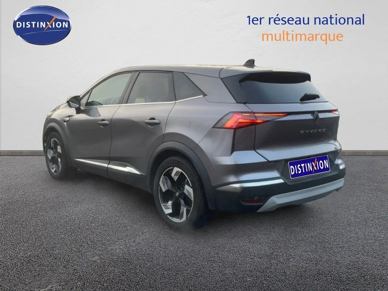 Vue 3/4 arrière droite d’un Renault Symbioz gris cassiopée métal avec feux LED et jantes bi-ton.