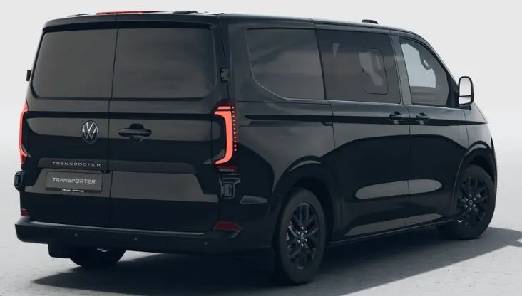 Vue 3/4 arrière droite d’un Volkswagen Transporter ProCab noir métallisé avec feux arrière LED et jantes alliage noires.
