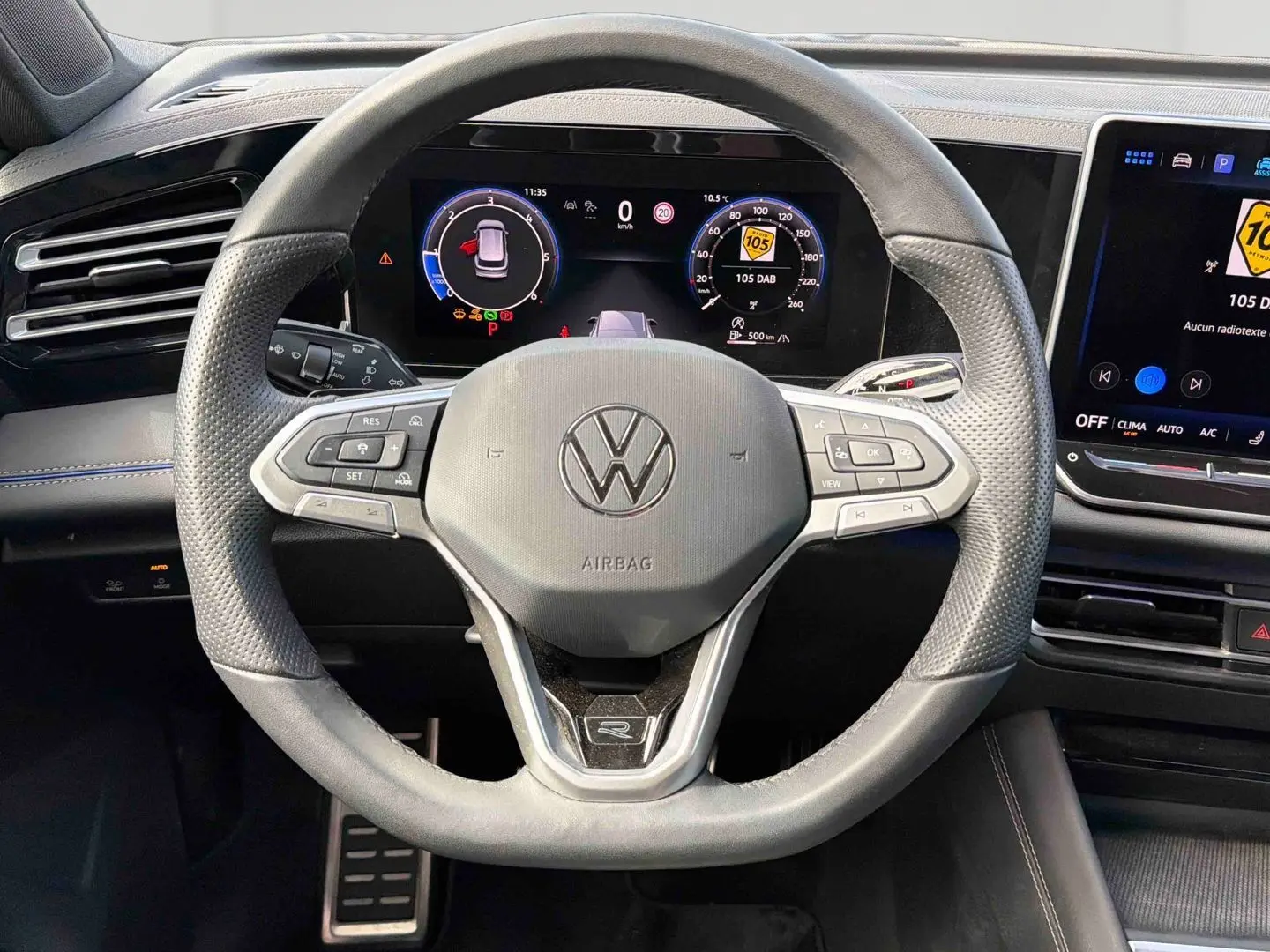 Vue frontale du volant cuir multifonction Volkswagen Tiguan 2025 avec Digital Cockpit Pro et écran tactile central.