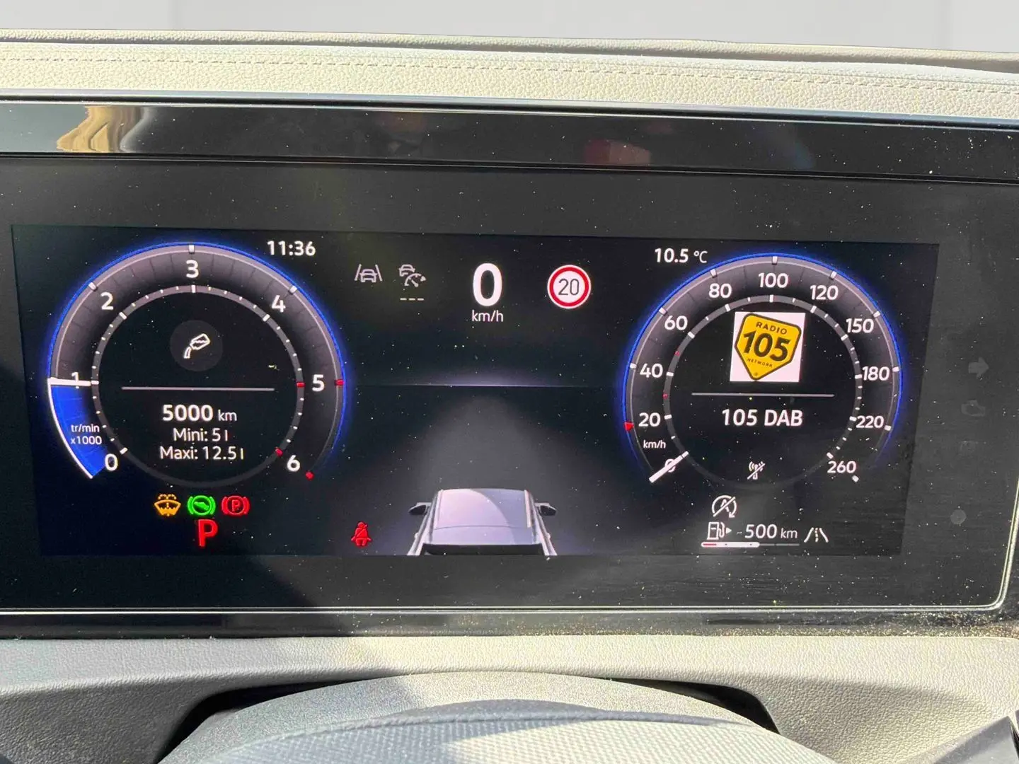 Affichage numérique Digital Cockpit Pro du Volkswagen Tiguan gris, vue frontale du tableau de bord avec compteurs et infos.