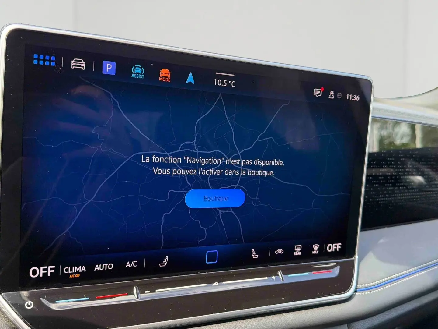 Écran tactile central du Volkswagen Tiguan 2025 affichant un message d’activation de la navigation, intérieur clair.