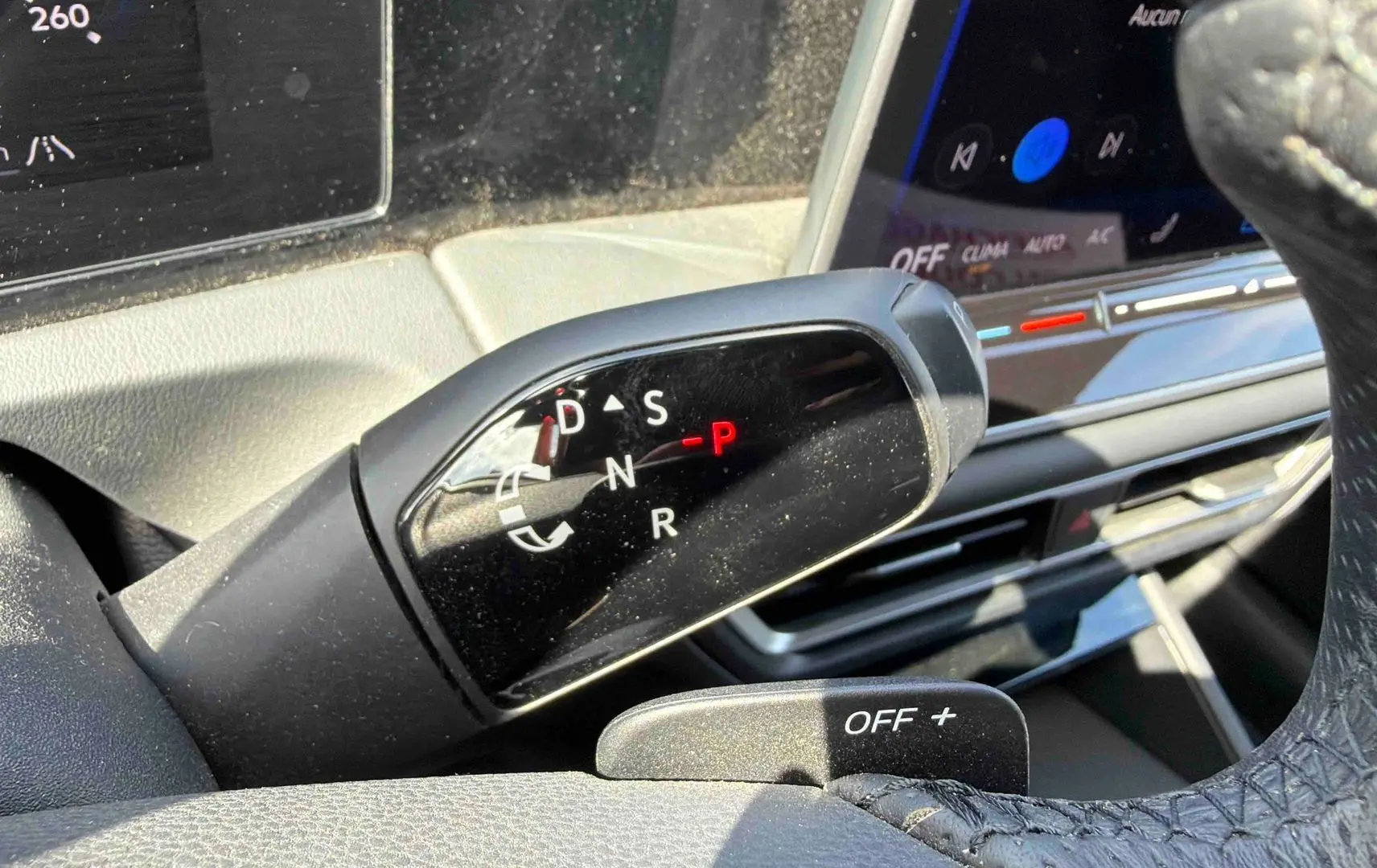 Levier de vitesses DSG7 en gros plan sur tableau de bord gris du Volkswagen Tiguan 2025, intérieur moderne.