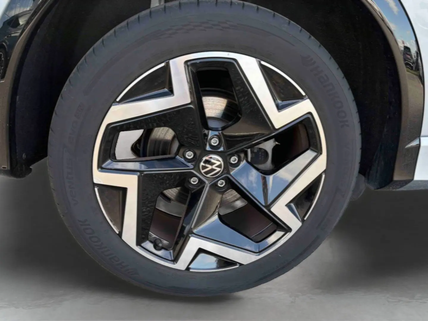 Gros plan sur la jante alliage Coventry noire et brillante du côté avant droit du Volkswagen Tiguan gris 2025.