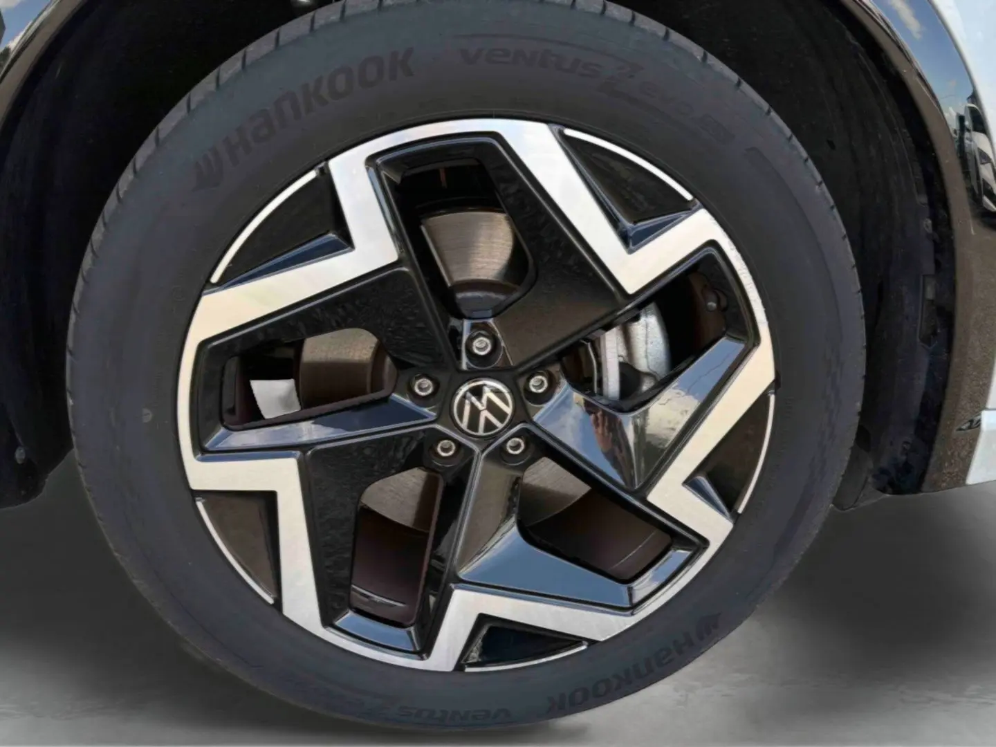 Gros plan sur la jante en alliage noir et brillant Coventry 19 pouces du Volkswagen Tiguan gris 2025.