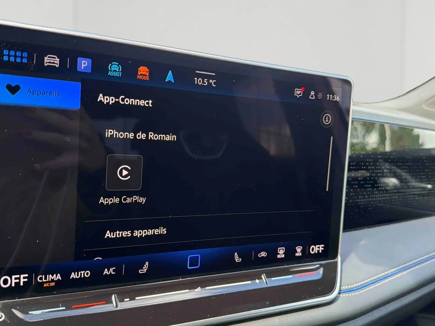 Vue intérieure du tableau de bord du Volkswagen Tiguan 2025 avec écran tactile central et finitions bleu-gris.