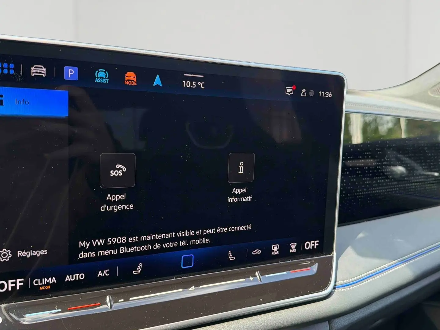 Vue rapprochée de l'écran tactile Digital Cockpit Pro du Volkswagen Tiguan 2025, affichage des appels d'urgence et infos.