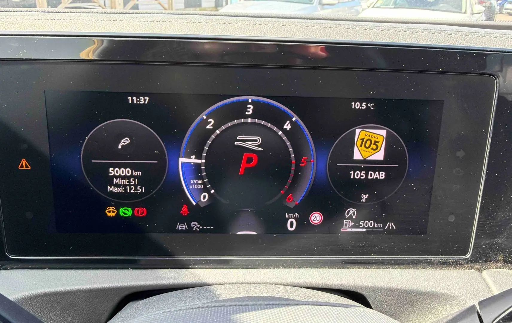 Affichage Digital Cockpit Pro du Volkswagen Tiguan 2025 montrant compte-tours, vitesse et informations radio.