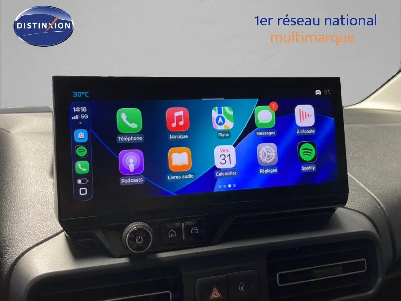 Vue rapprochée de l’écran tactile central du Citroën Berlingo gris, affichant l’interface Apple CarPlay colorée.