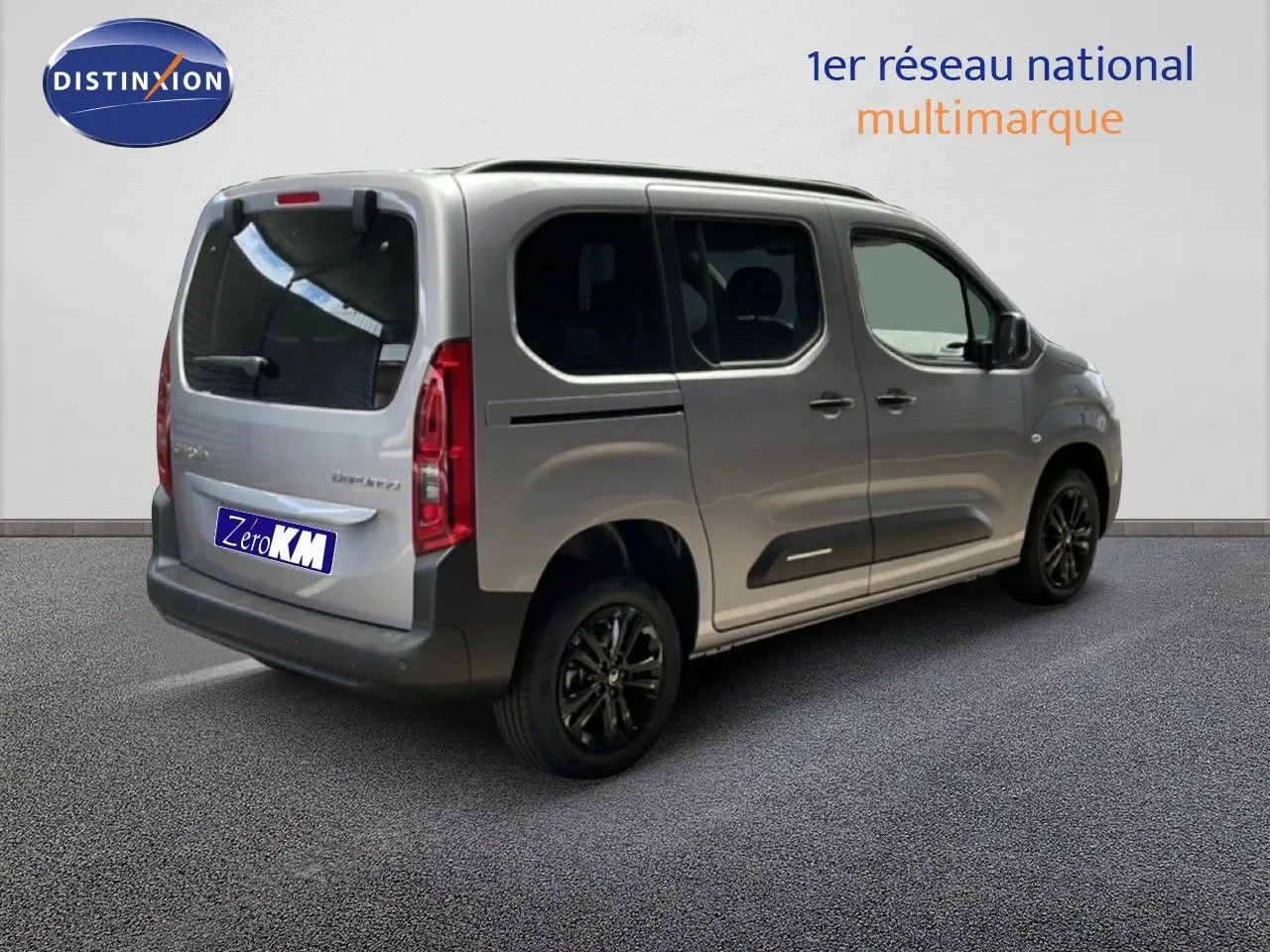 Vue 3/4 arrière droite d'un Citroën Berlingo gris Artense métal avec vitres teintées et jantes noires.
