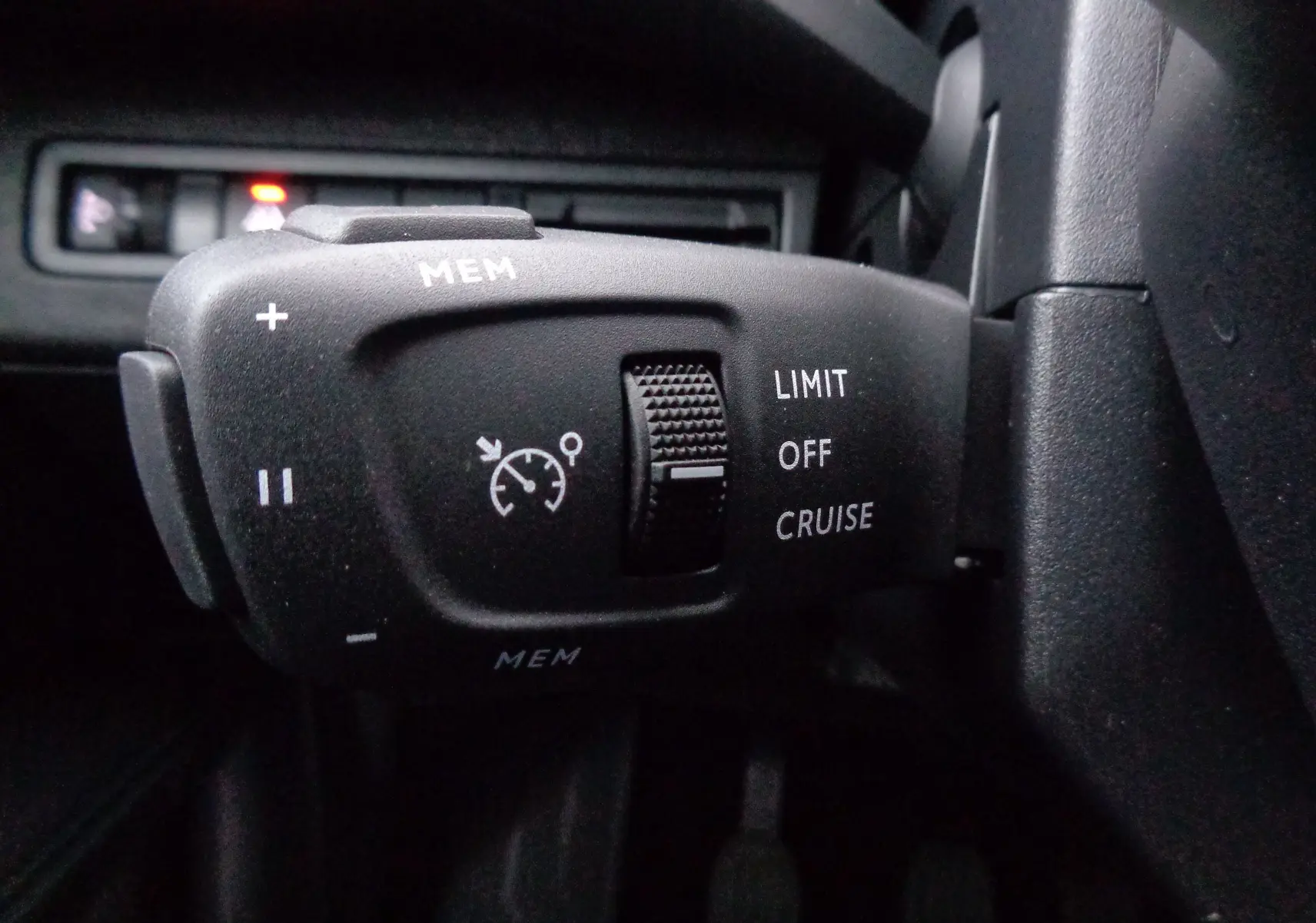 Gros plan sur la commande de régulateur de vitesse du Peugeot 3008 2023, finition gris intérieur.