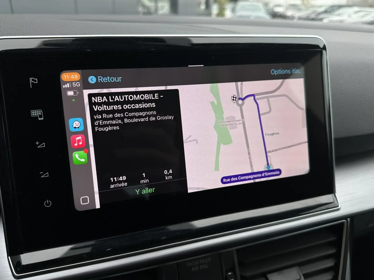 Écran tactile 9,2 pouces du système de navigation du SEAT Tarraco blanc, affichant un itinéraire GPS détaillé.