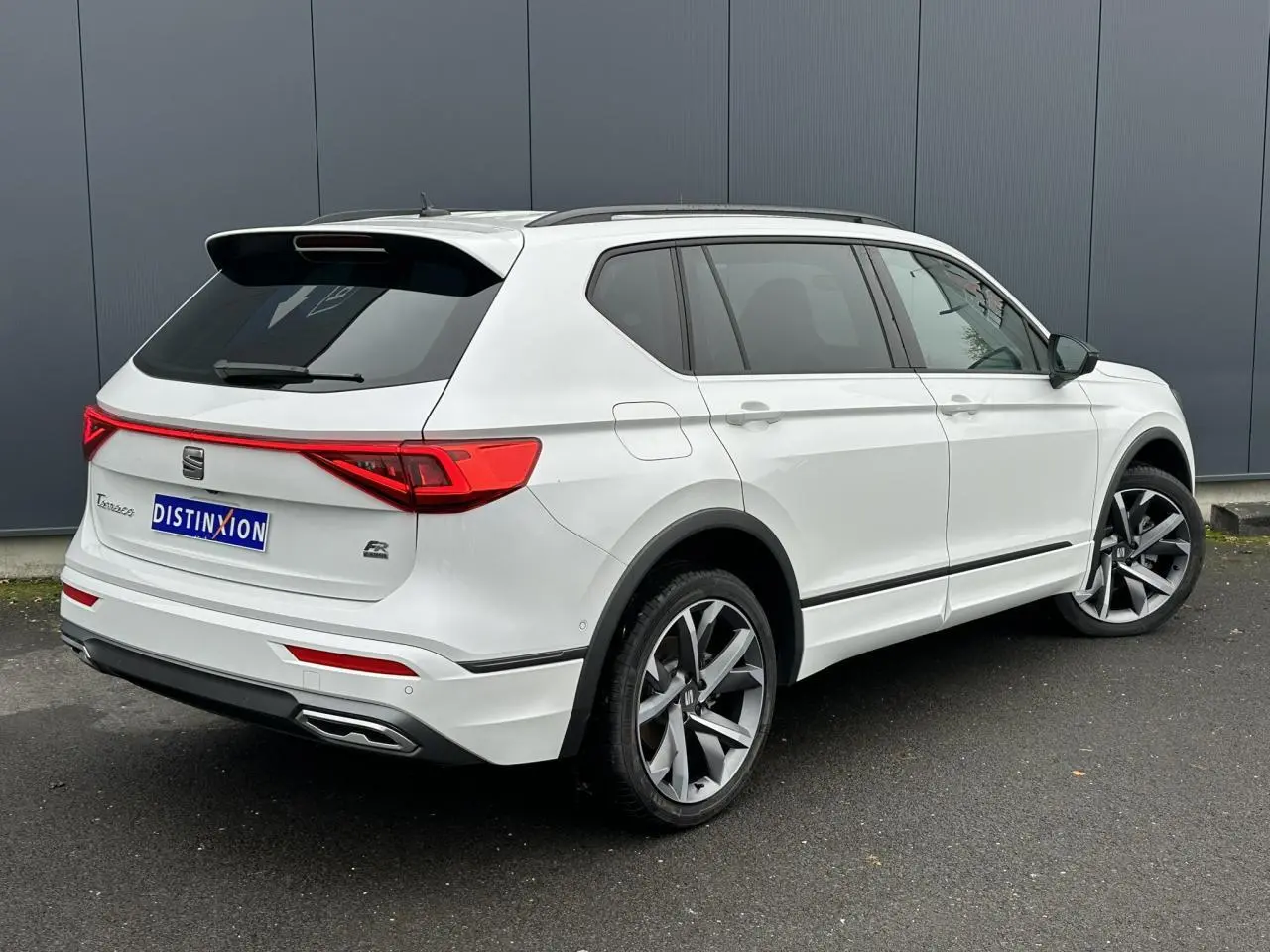SEAT Tarraco blanc Oryx vu en 3/4 arrière droit avec jantes alliage 20 pouces et toit ouvrant panoramique.