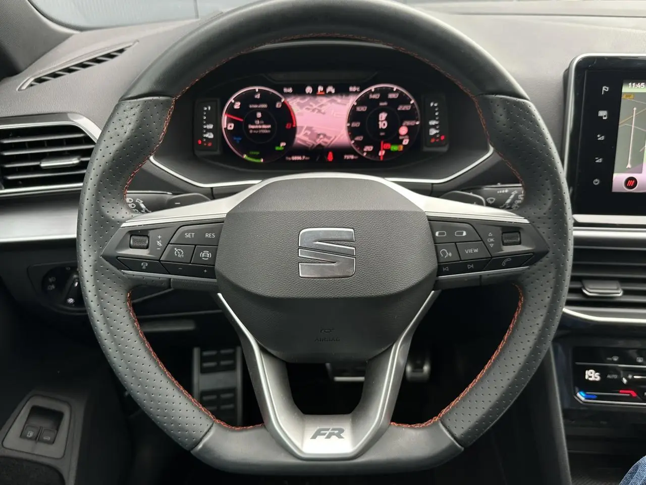 Vue rapprochée du volant sport en cuir perforé avec surpiqûres rouges du SEAT Tarraco FR 2024.