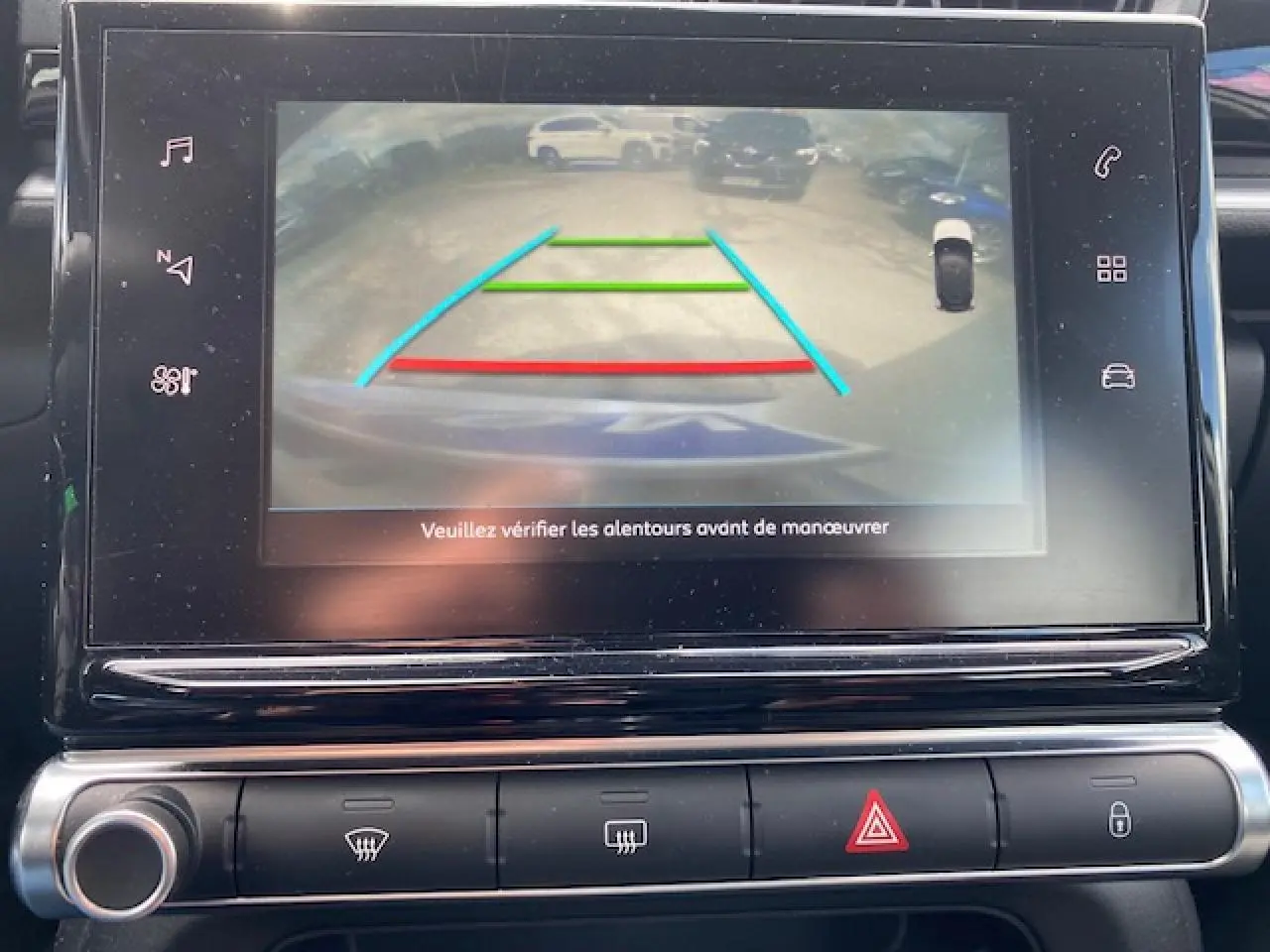 Écran tactile intérieur affichant la caméra de recul avec lignes de guidage sur Citroën C3 gris clair.