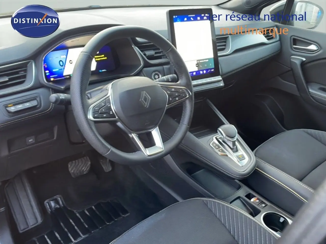 Vue intérieure côté conducteur du Renault Symbioz E-Tech Full Hybrid 145ch Iconic 2025, avec tableau de bord numérique et écran tactile vertical.