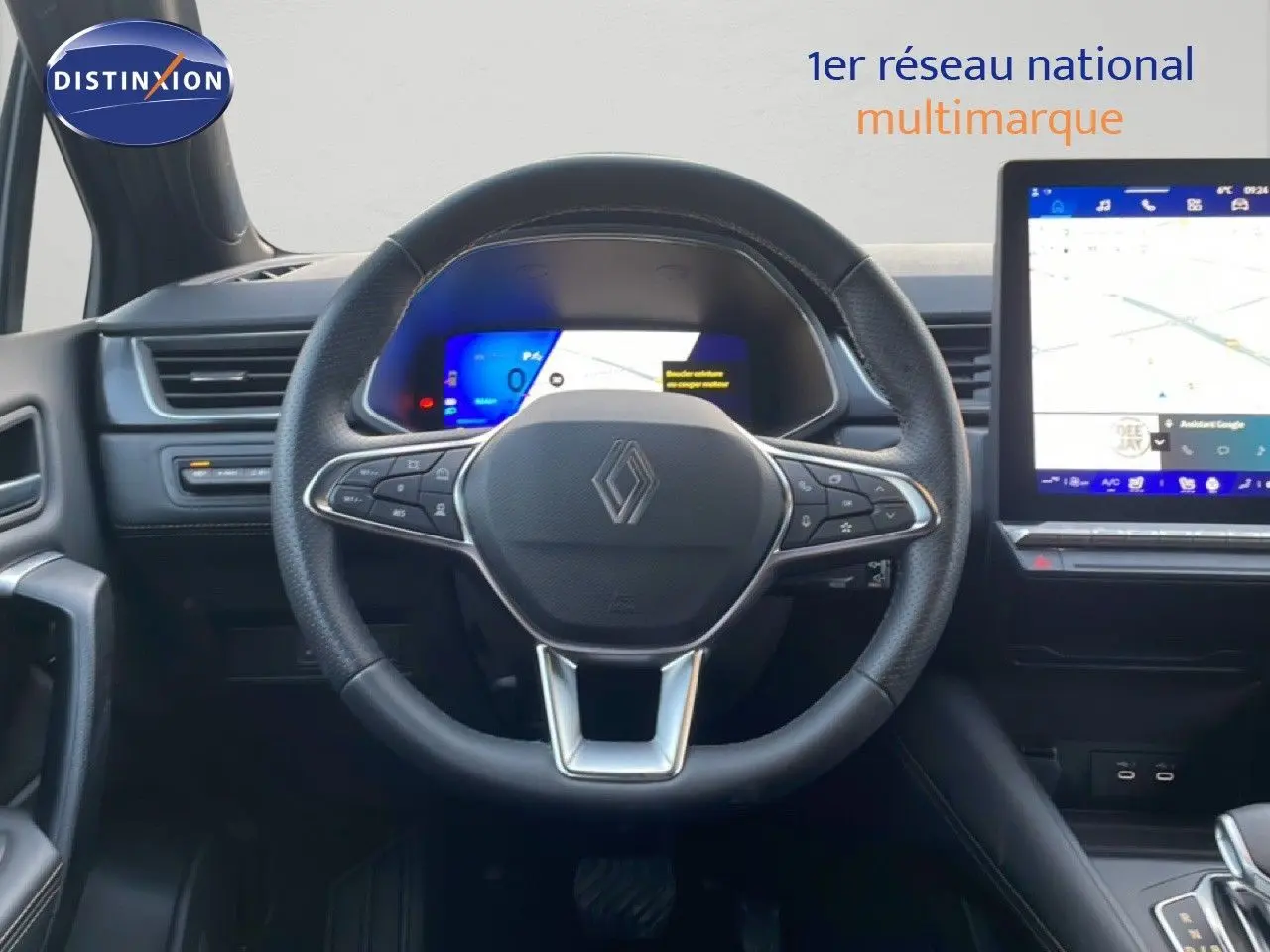 Vue intérieure centrée sur le volant Renault Symbioz gris cassiopée, avec tableau de bord numérique et écran tactile visible.
