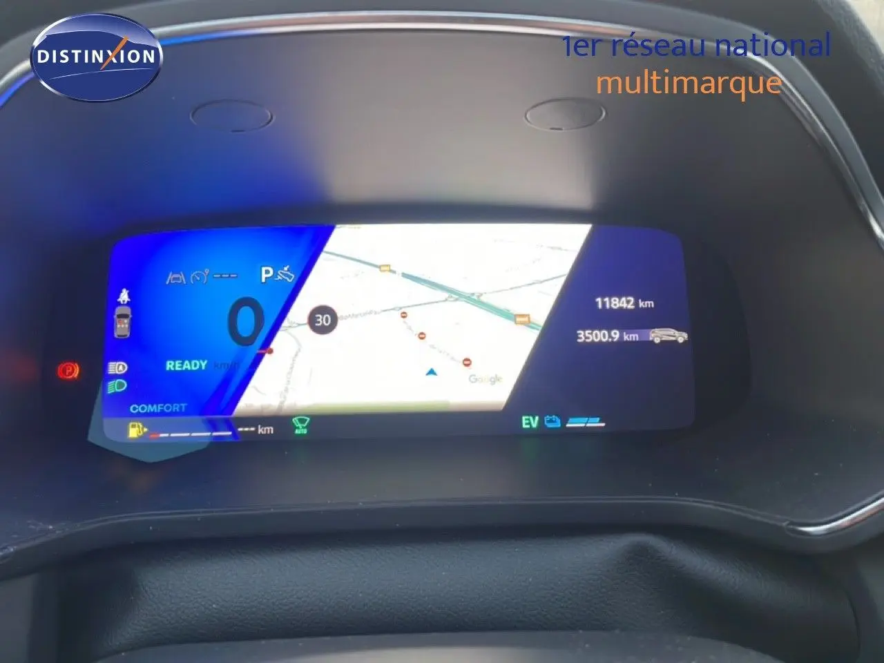 Tableau de bord numérique de Renault Symbioz gris cassiopée, affichage vitesse et navigation en vue frontale.