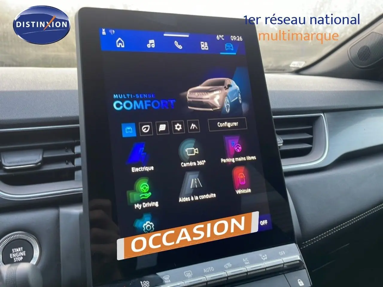 Écran tactile central affichant les options de conduite du Renault Symbioz gris Cassiopée, vue intérieure frontale.