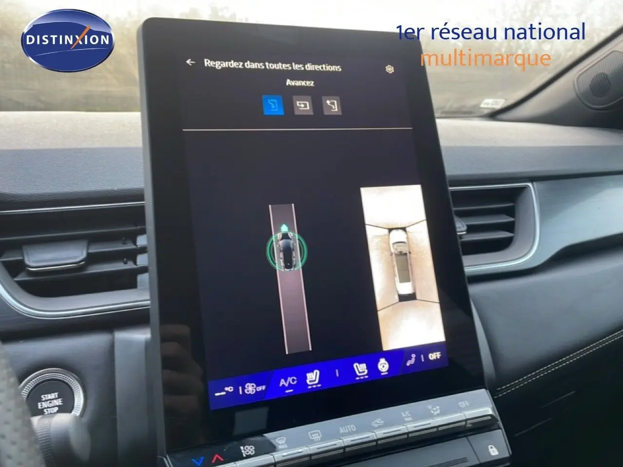 Vue rapprochée de l’écran central tactile du Renault Symbioz gris cassiopée, affichant la caméra 360° et l’aide au stationnement.