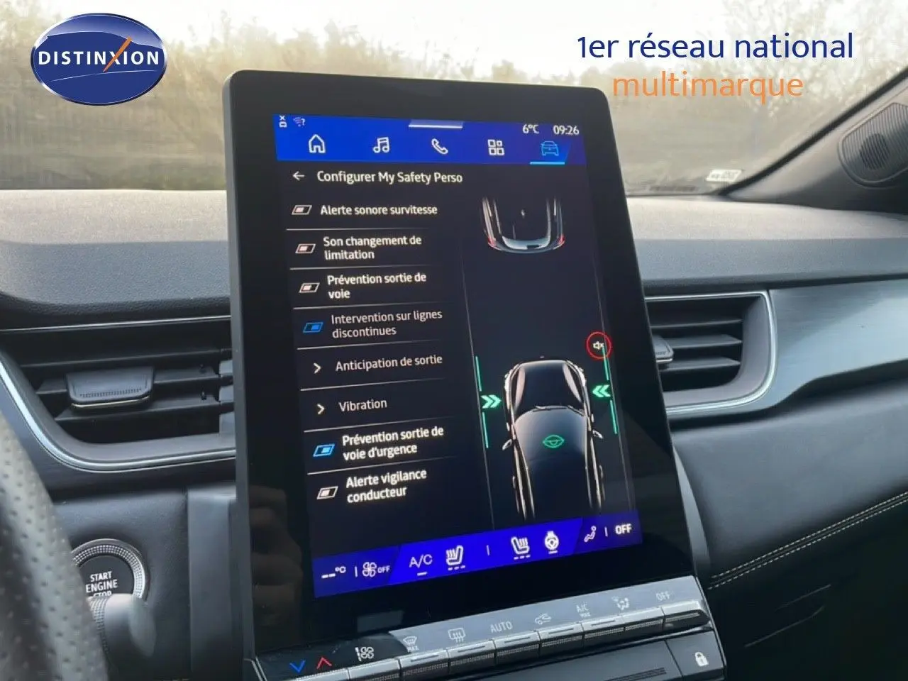 Écran tactile central affichant les réglages d’aide à la conduite dans l’habitacle du Renault Symbioz gris cassiopée.