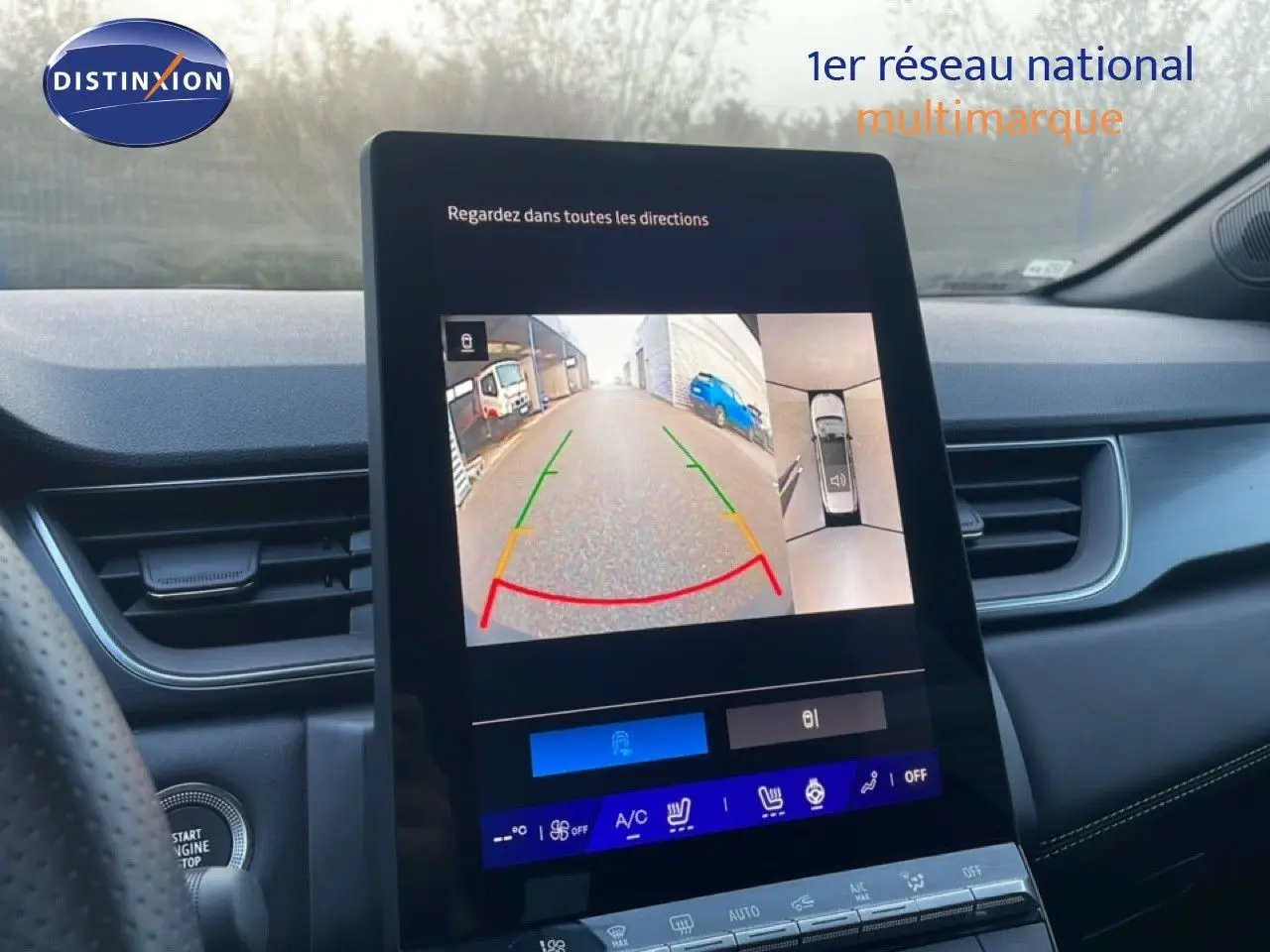 Écran central affichant la caméra de recul et vue à 360° dans l’habitacle d’une Renault Symbioz gris cassiopée métal.