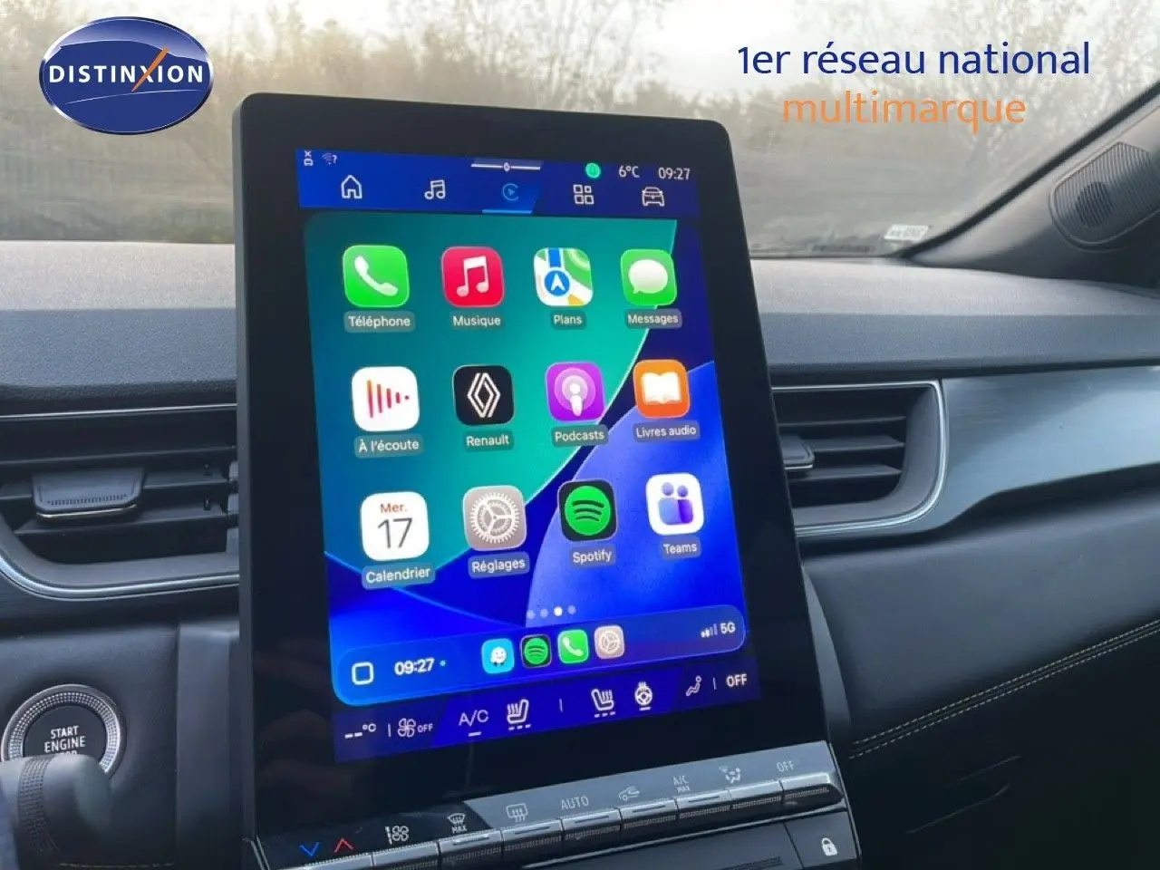 Vue rapprochée de l’écran tactile vertical du tableau de bord de la Renault Symbioz gris cassiopée, avec commandes climatisation visibles.