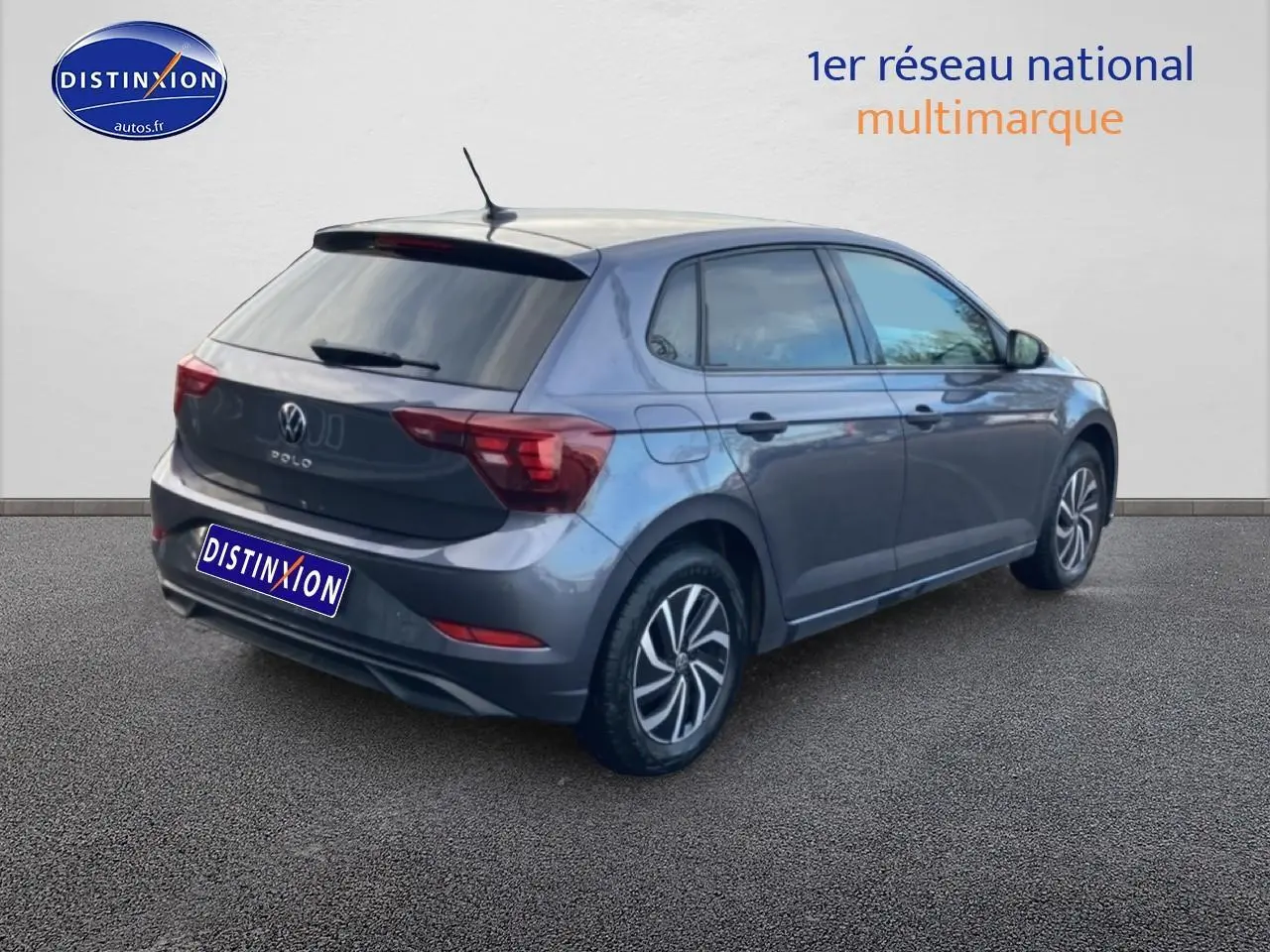 Volkswagen Polo gris cendre vue 3/4 arrière droit avec jantes alliage et vitres surteintées.