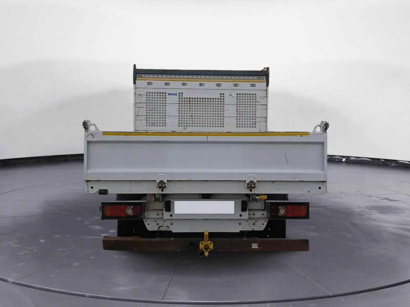 Vue arrière du Renault Master blanc 2022 avec benne et coffre, mettant en valeur la plateforme de chargement.