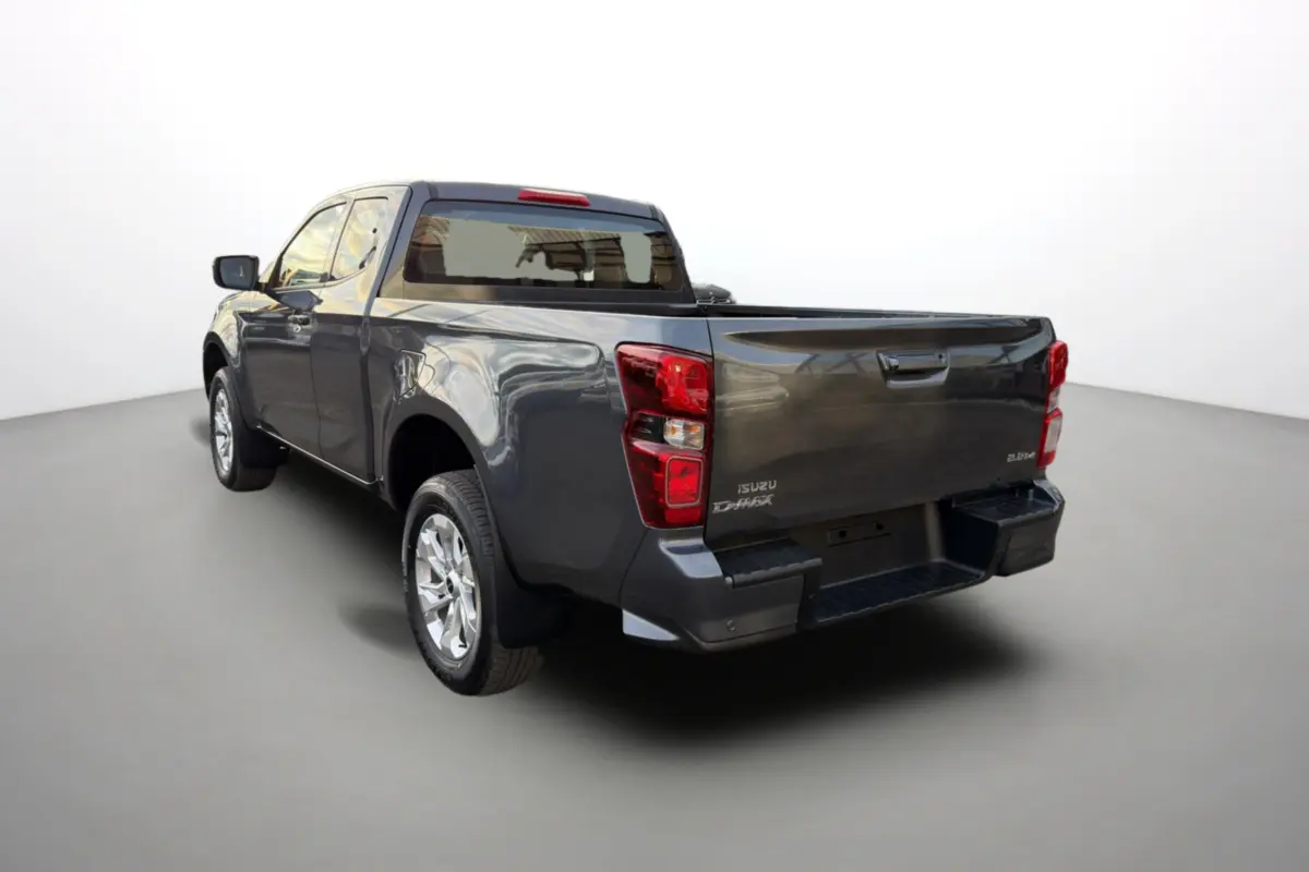 Vue 3/4 arrière gauche d’un Isuzu D-MAX gris obsidian mica avec jantes alu 18 pouces et cabine double.