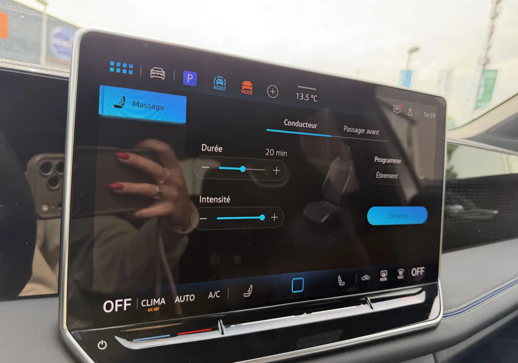 Écran tactile intérieur du Volkswagen Tiguan 2025 affichant le réglage du massage siège conducteur.