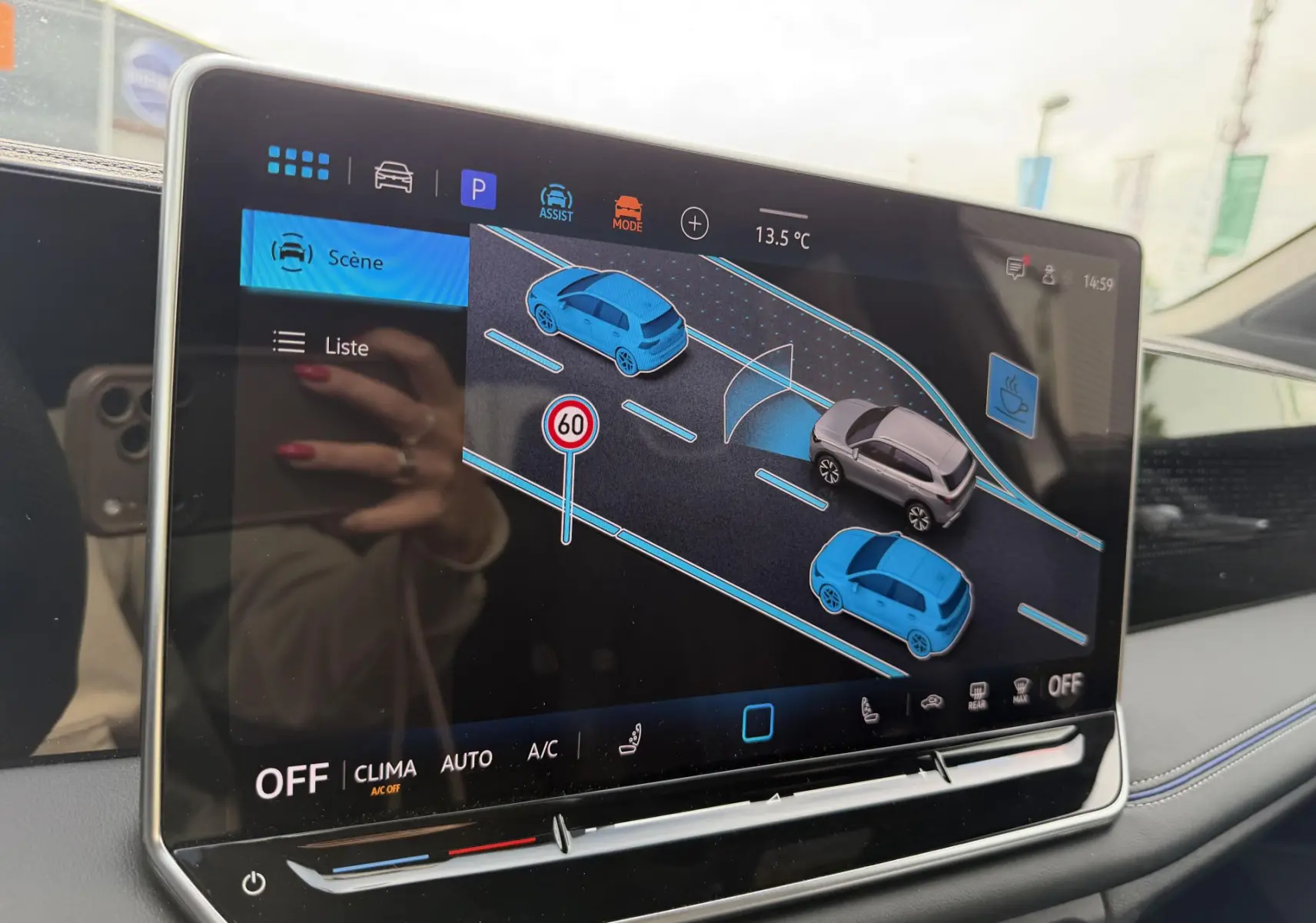 Écran tactile intérieur du Volkswagen Tiguan 2025 montrant l'assistance au stationnement avec vue 3D et alertes de circulation.