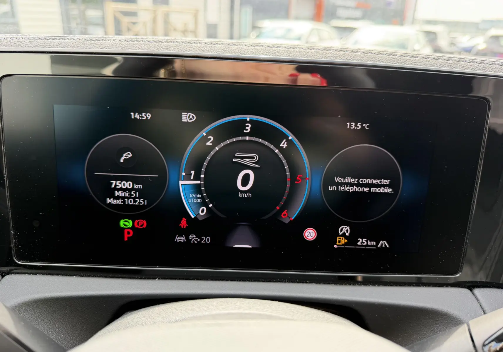 Affichage numérique Digital Cockpit Pro du Volkswagen Tiguan 2025 montrant la vitesse et alertes, vue intérieure frontale.