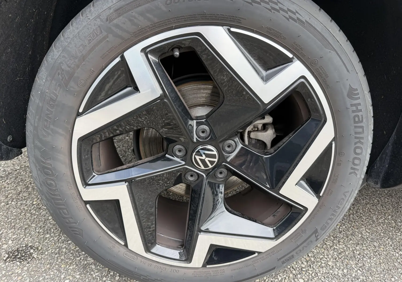 Gros plan sur la jante alliage 19 pouces noire et argentée du Volkswagen Tiguan 2025 avec pneu Hankook.