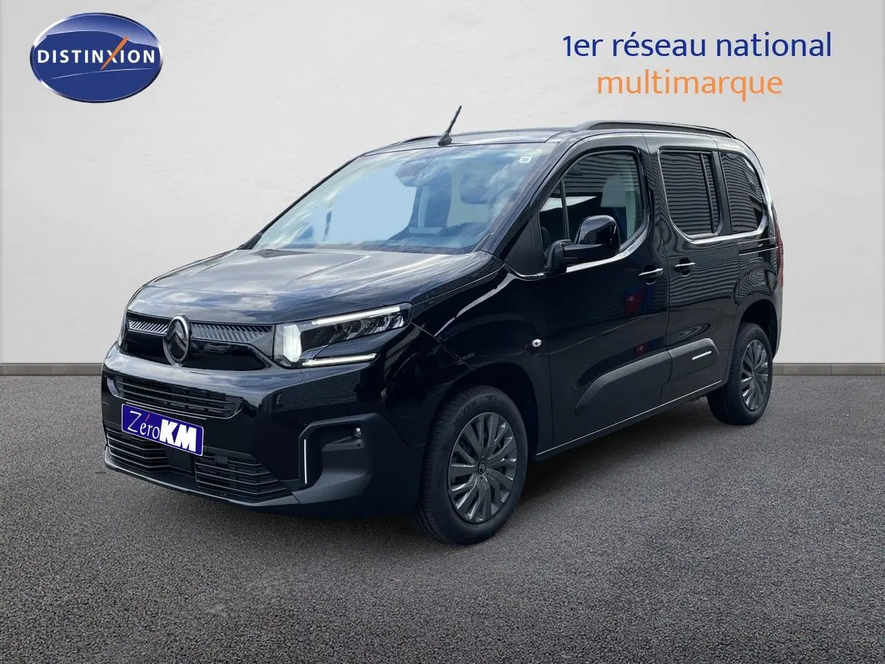 Vue 3/4 avant droite d’un Citroën Berlingo noir Perla Nera métallisé avec calandre moderne et jantes alliage.