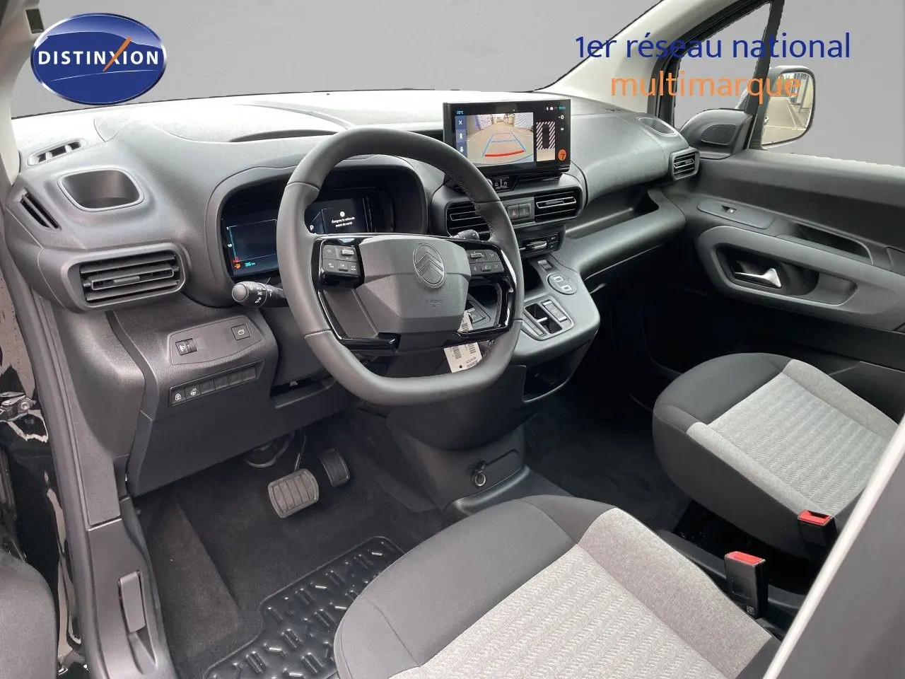 Vue intérieure côté conducteur du Citroën Berlingo noir Perla Nera, avec tableau de bord moderne et écran multimédia.
