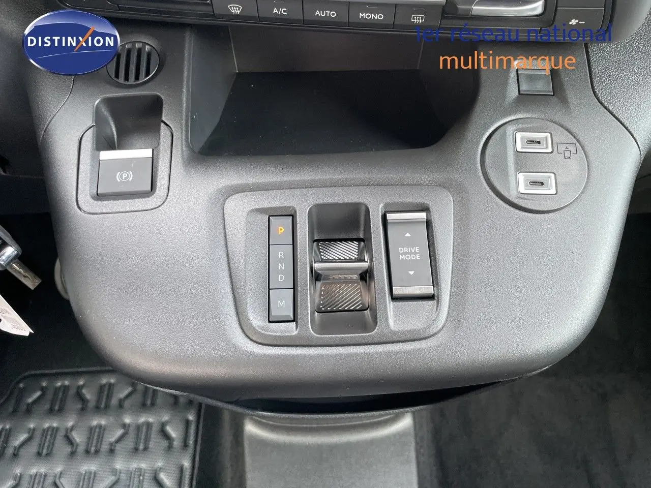Vue rapprochée de la console centrale du Citroën Berlingo 2026 noir, montrant la commande de boîte automatique et les ports USB.