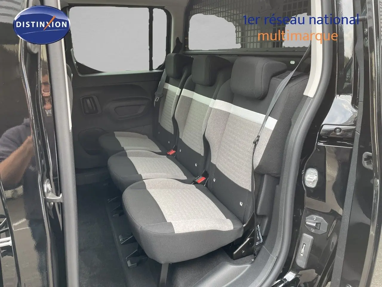 Vue intérieure côté droit des sièges arrière en tissu gris et noir du Citroën Berlingo noir Perla Nera 2026.