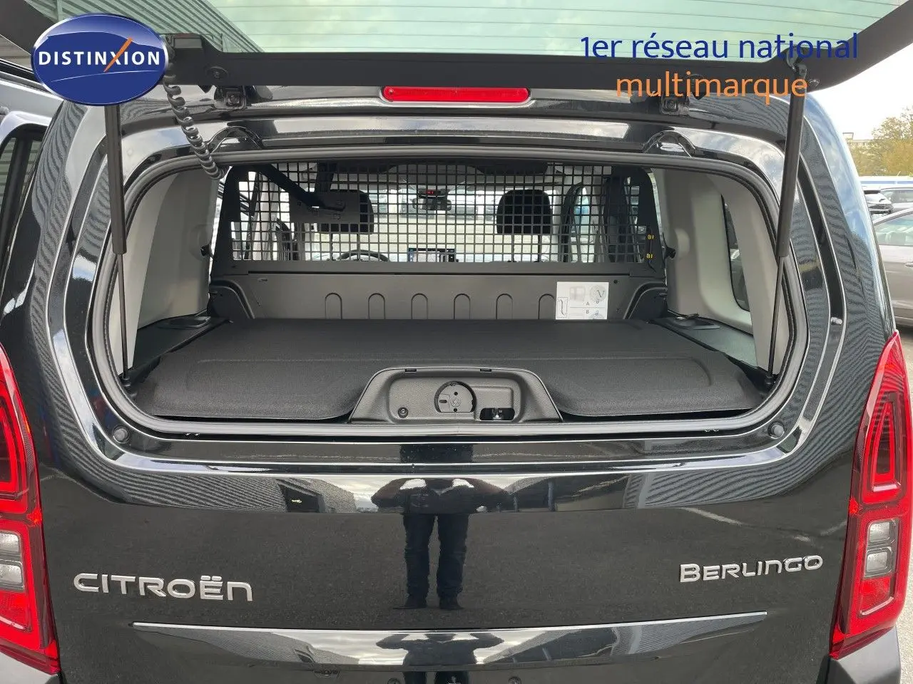 Vue arrière ouverte du Citroën Berlingo noir Perla Nera 2026, montrant le coffre avec séparation grillagée et hayon relevé.