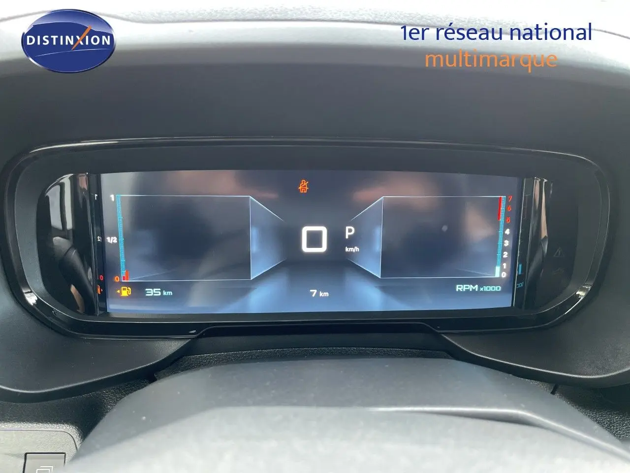 Tableau de bord numérique du Citroën Berlingo 2026 en noir Perla Nera, affichant vitesse et compte-tours en vue frontale.