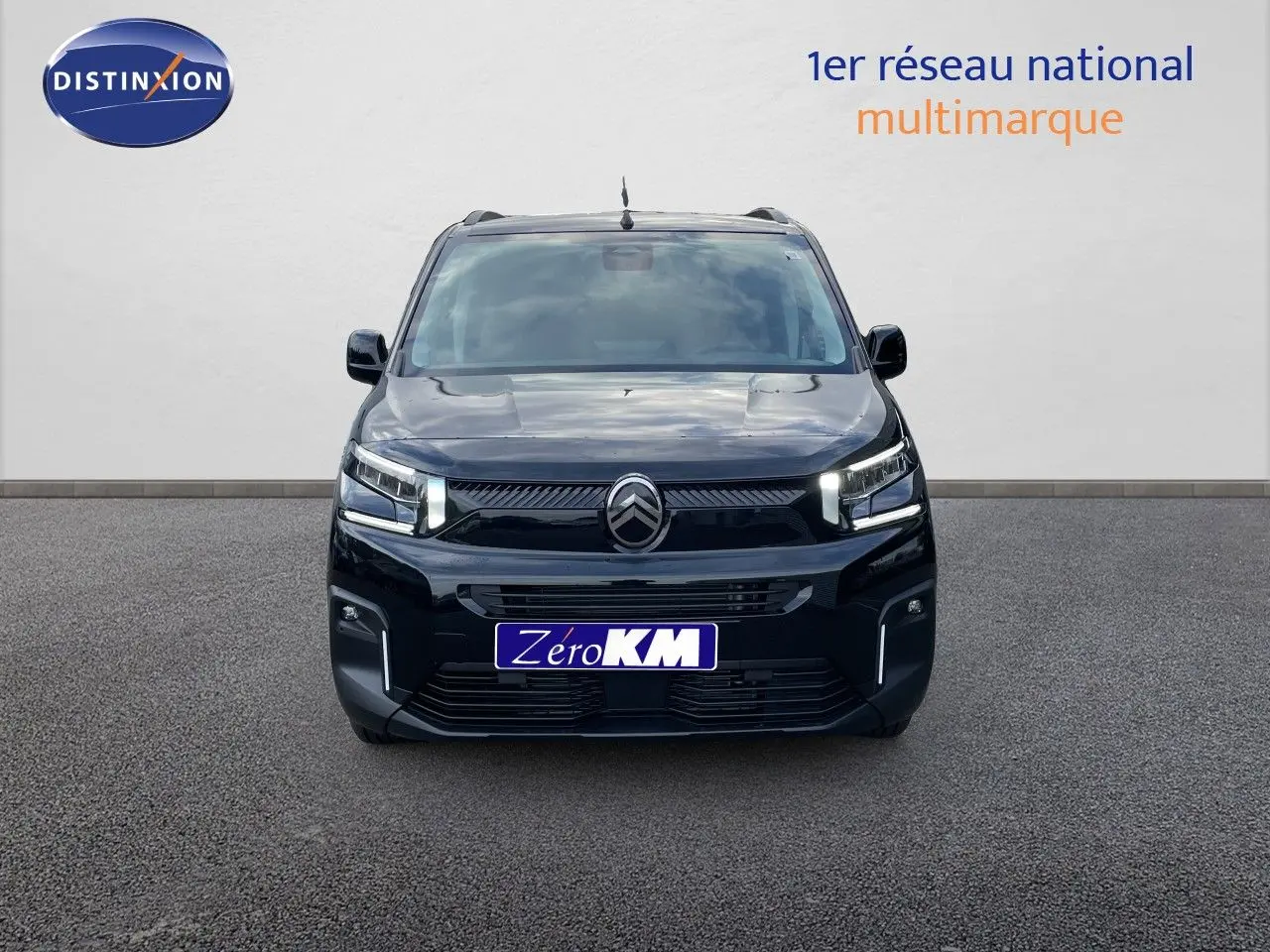 Vue frontale d'un Citroën Berlingo MPV M noir Perla Nera, avec feux LED et calandre distinctive.