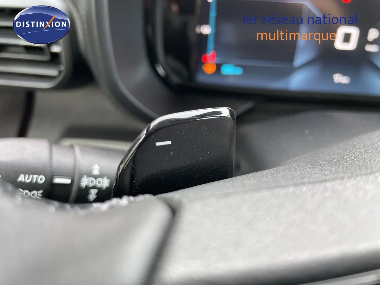 Gros plan sur la palette de changement de vitesse côté droit du tableau de bord du Citroën Berlingo noir Perla Nera 2026.