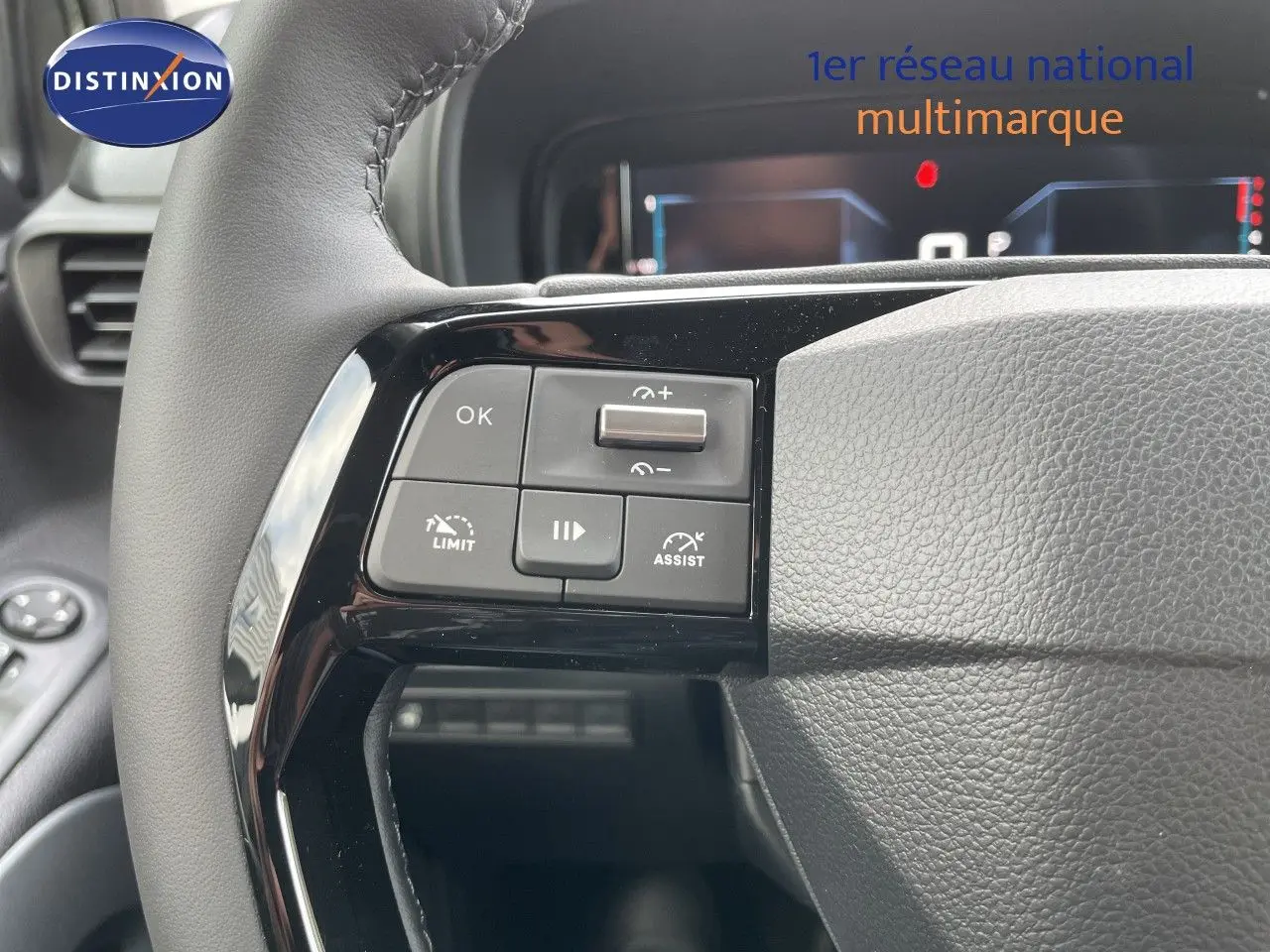 Gros plan sur le volant noir du Citroën Berlingo 2026, avec commandes intégrées côté gauche et tableau de bord numérique.
