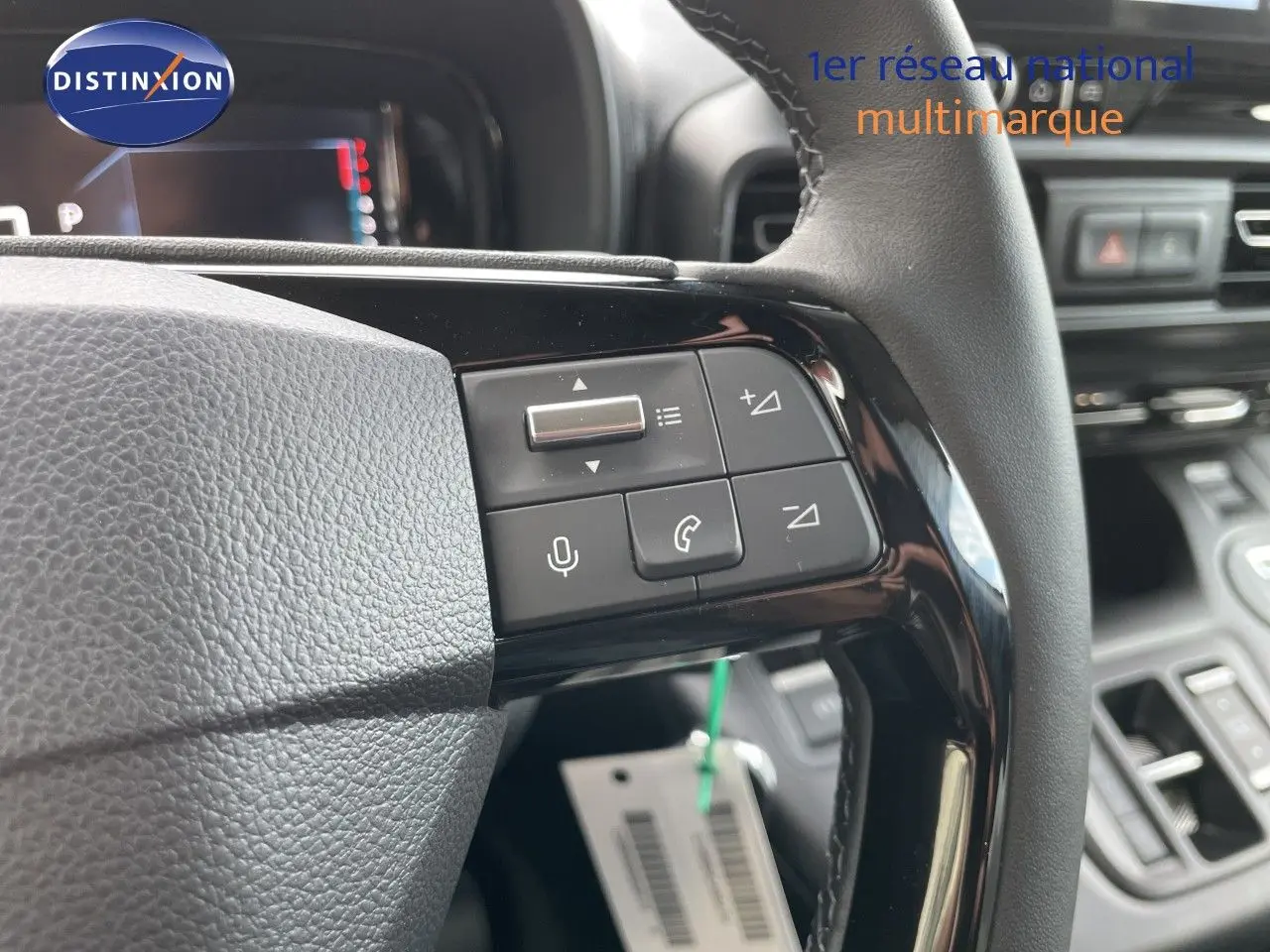 Gros plan sur les commandes au volant du Citroën Berlingo 2026, finition noire avec boutons multifonctions intégrés.