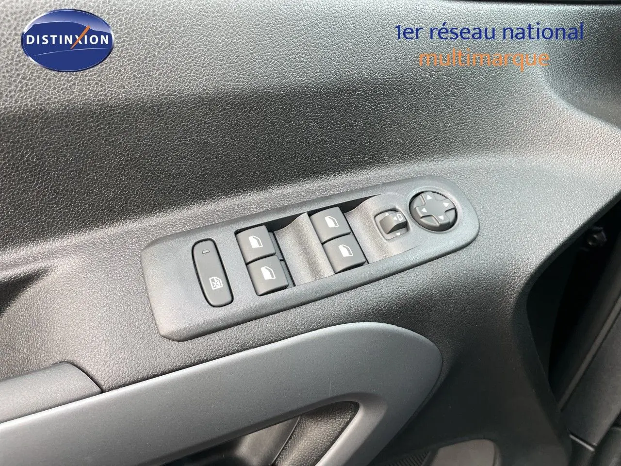 Détail des commandes des vitres et rétroviseurs sur la porte côté conducteur d’un Citroën Berlingo noir Perla Nera 2026.