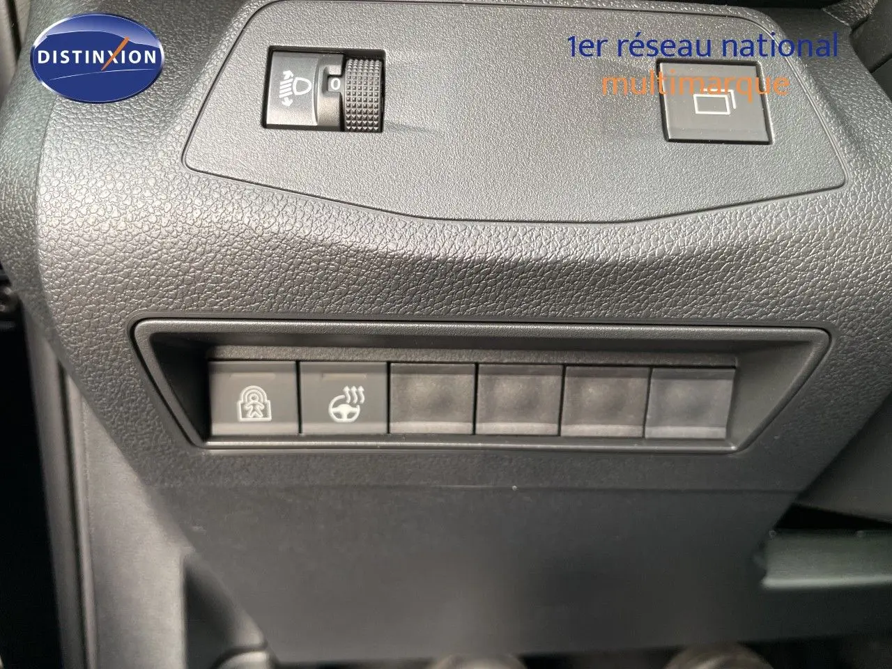 Gros plan sur les boutons de commande noirs du tableau de bord du Citroën Berlingo 2026, finition intérieure noire.